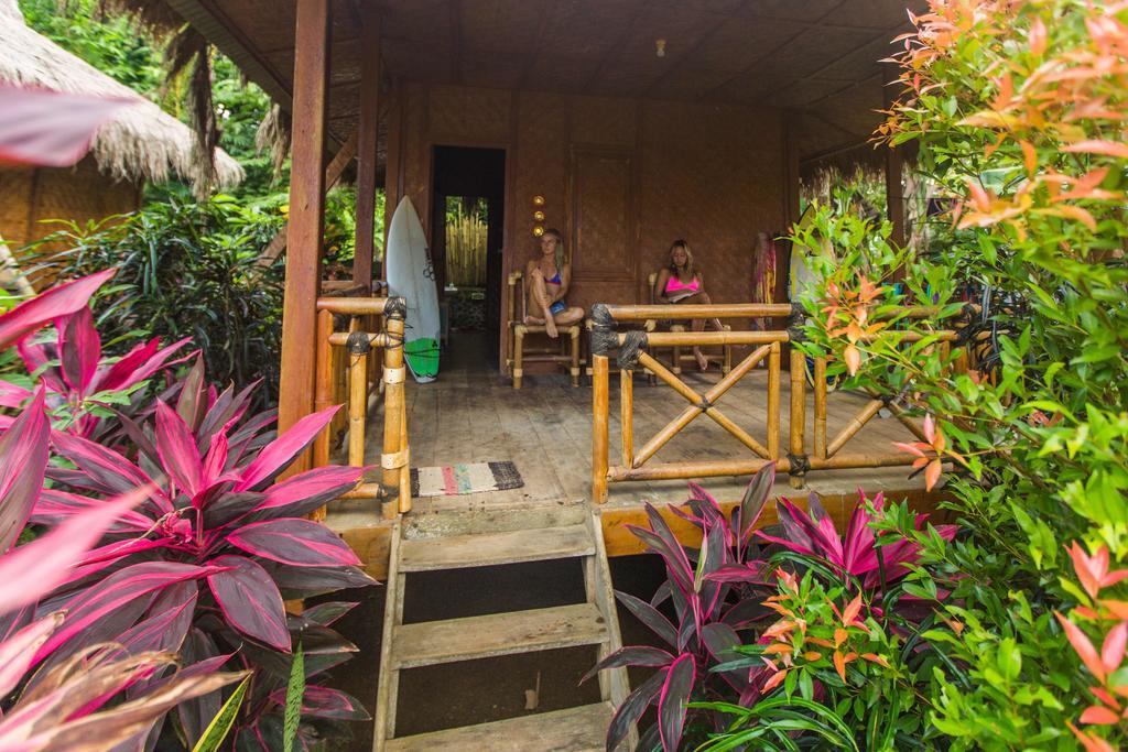 Отель Mojosurf Camp Red Island Pasanggaran Экстерьер фото