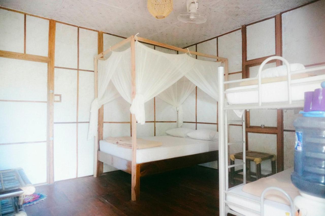 Отель Mojosurf Camp Red Island Pasanggaran Экстерьер фото