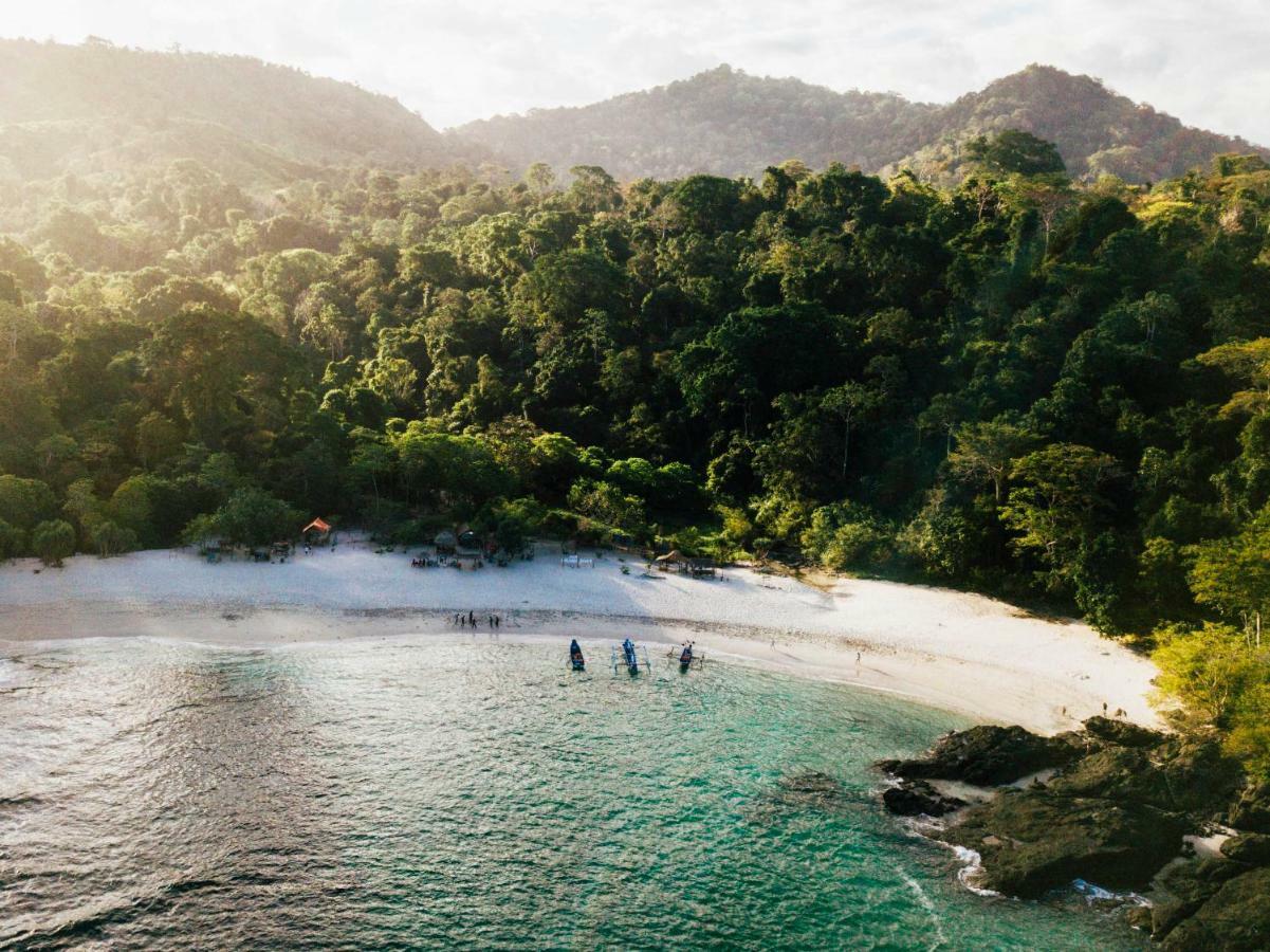 Отель Mojosurf Camp Red Island Pasanggaran Экстерьер фото