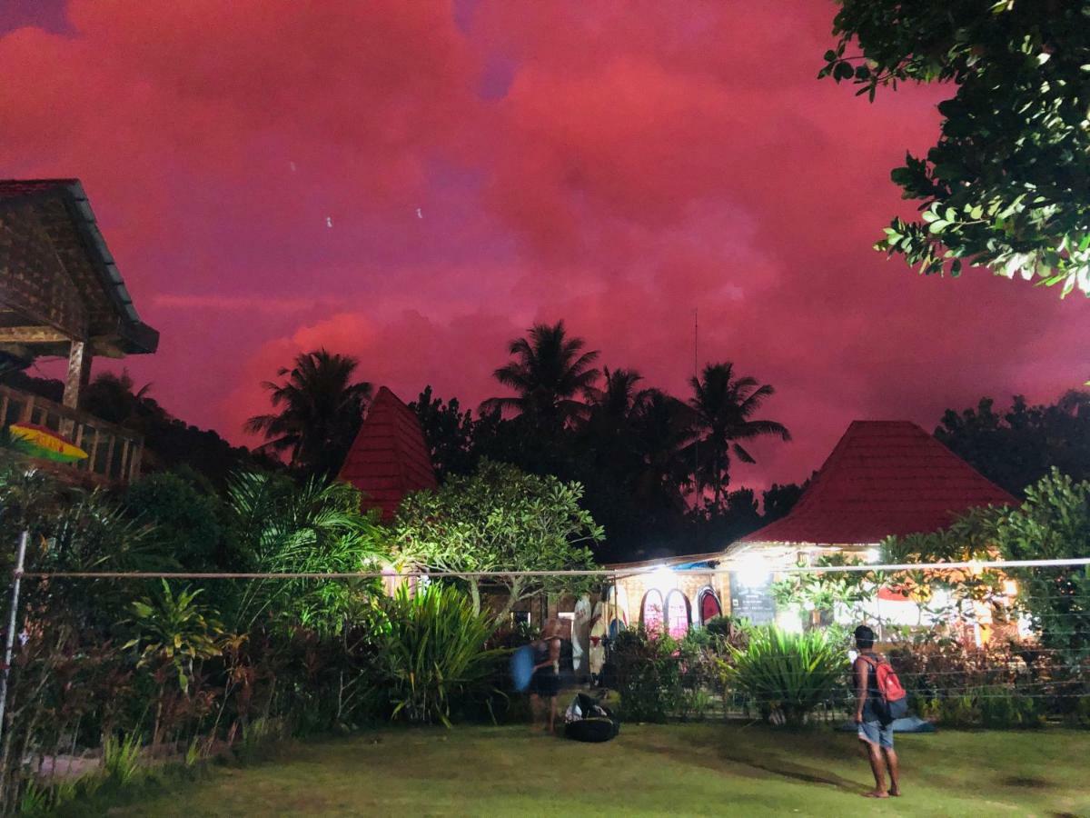 Отель Mojosurf Camp Red Island Pasanggaran Экстерьер фото