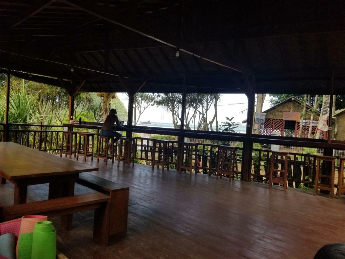 Отель Mojosurf Camp Red Island Pasanggaran Экстерьер фото
